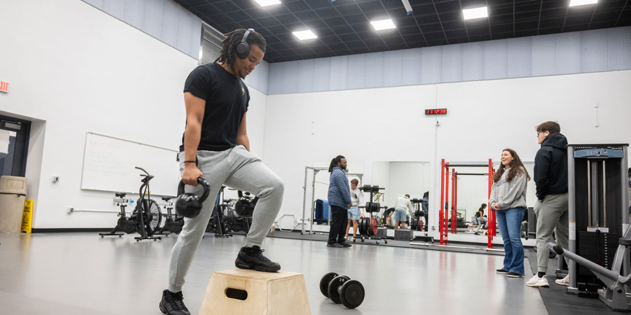 SIUE students working out in the gym.